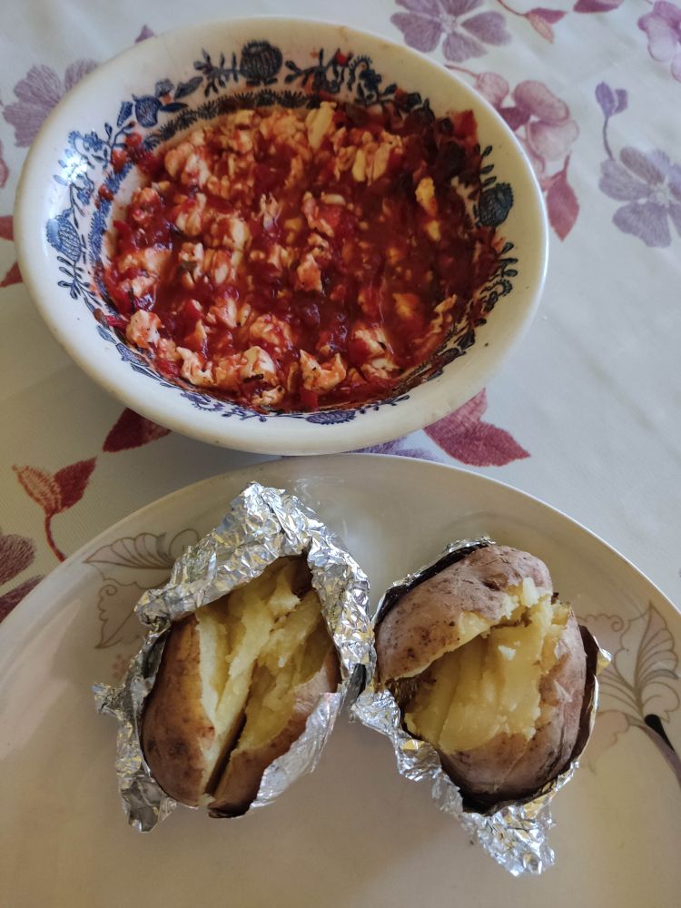 cartofi copți cu unt și pastă de roșii pe farfurii