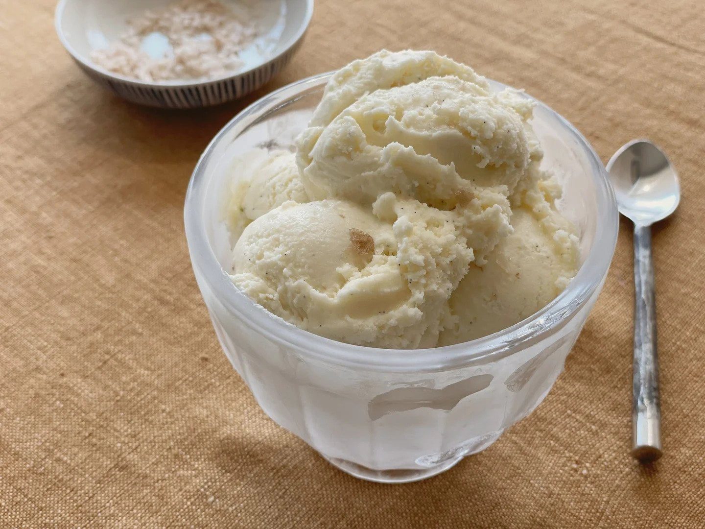 înghețată de vanilie într-un bol