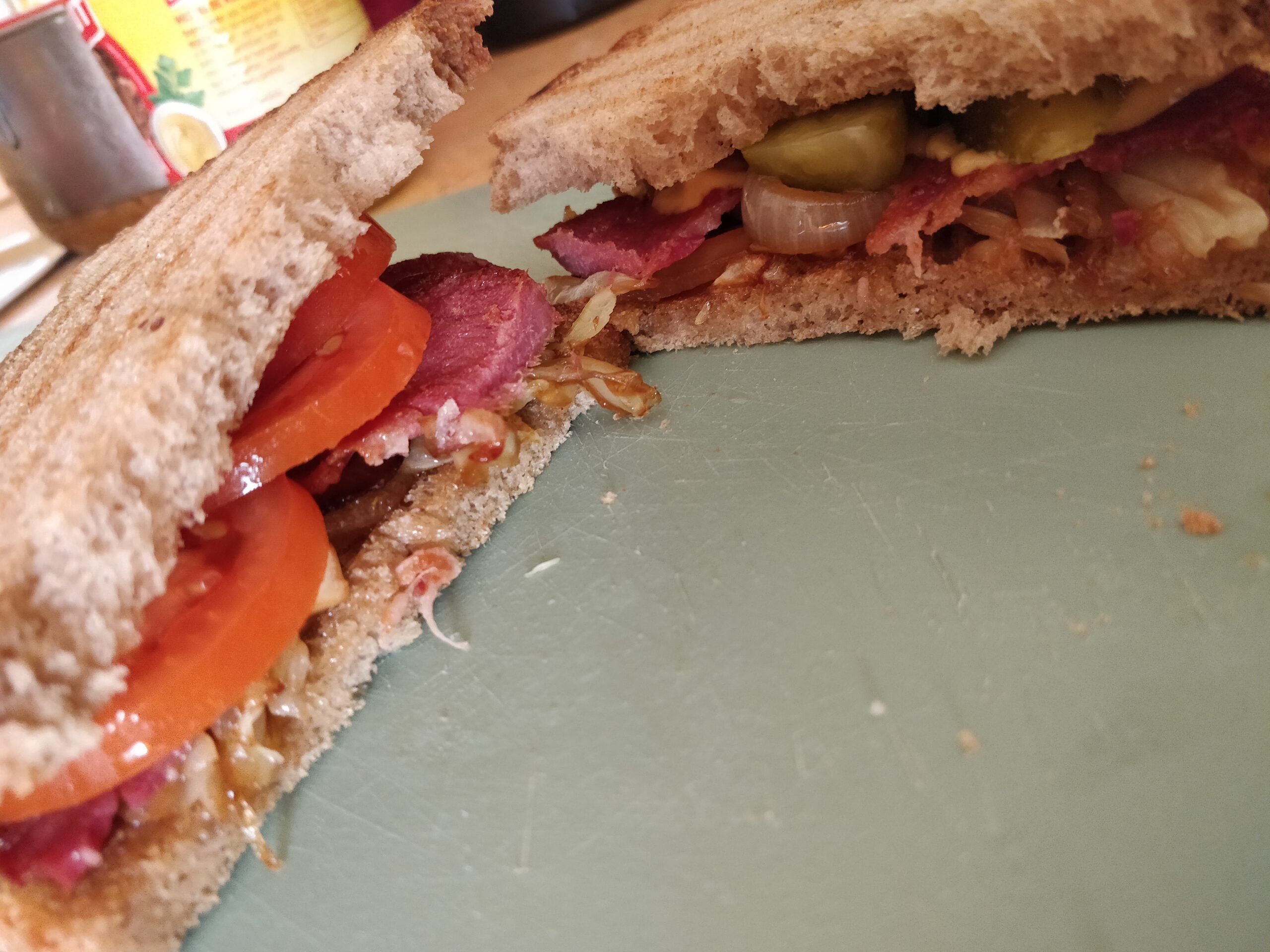 sandviș cu ceafa afumată pe un tocător