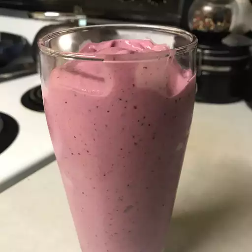 smoothie cu fructe într-un pahar