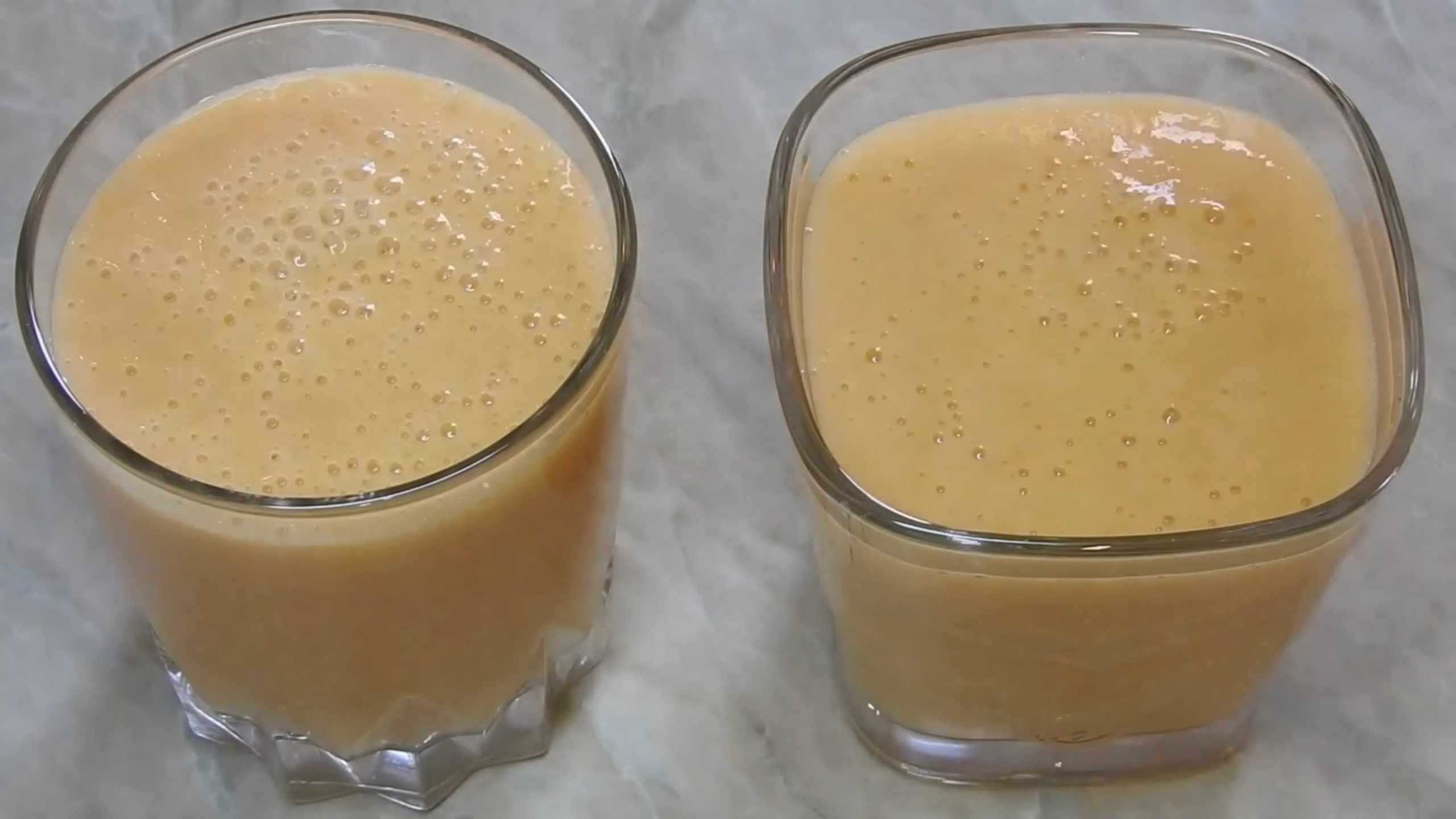 smoothie galben cu pepene și caise în două pahare