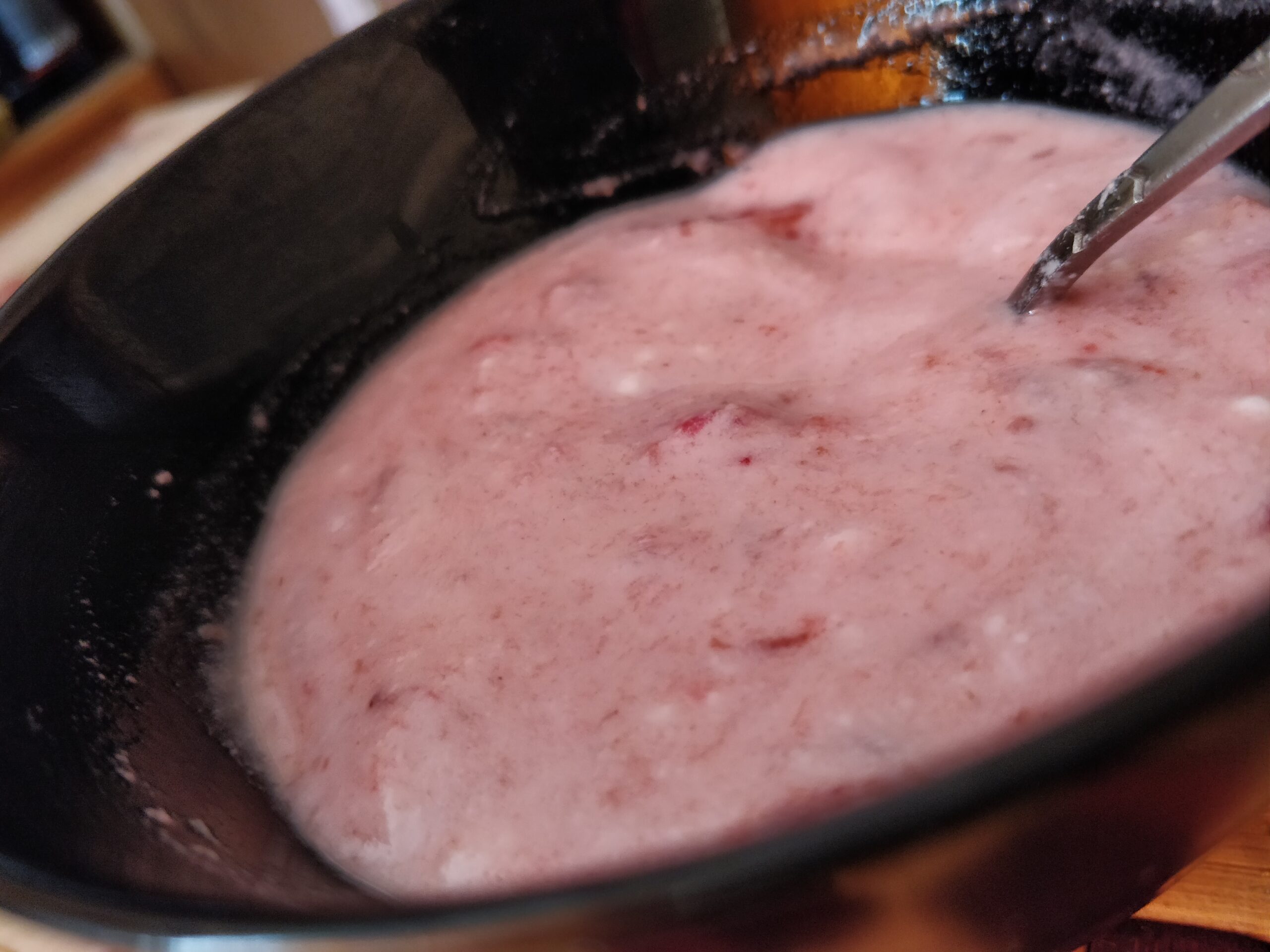 iaurt cu căpșuni de casă într-un bol negru