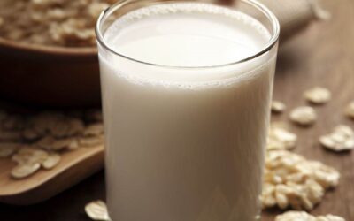 lapte de ovăz într-un pahar